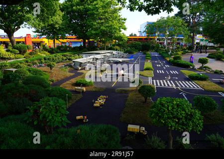 BILLUND, DÄNEMARK – 21. AUGUST 2022 – Blick auf Miniland-Ziegelgebäude im Legoland Billund Resort in Billund, Dänemark, ursprüngliches Haus Stockfoto