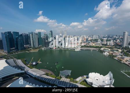 Blick auf Singapur von einem hohen Dach mit Blick auf die Stadt Stockfoto