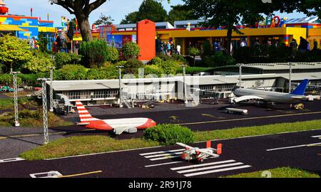 BILLUND, DÄNEMARK – 21. AUGUST 2022 – Blick auf Miniland-Ziegelgebäude im Legoland Billund Resort in Billund, Dänemark, ursprüngliches Haus Stockfoto