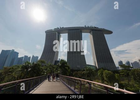 Fußgängerbrücke und moderne Architektur in Singapur Stockfoto
