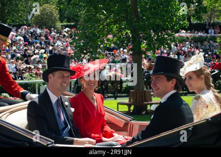 Ascot, Berkshire, Großbritannien. 23. Juni 2023. Die Rennfahrer jubelten und klatschten, als William der Prinz von Wales und Catherine die Prinzessin von Wales am vierten Tag des Royal Ascot im Parade Ring auf der Ascot Rennbahn in der Königlichen Prozession ankam. Sie wurden von Prinzessin Beatrice, Frau Edoardo Mapelli Mozzi und Edoardo Mapelli Mozzi begleitet. Kredit: Maureen McLean/Alamy Live News Stockfoto