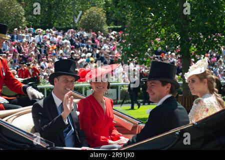 Ascot, Berkshire, Großbritannien. 23. Juni 2023. Die Rennfahrer jubelten und klatschten, als William der Prinz von Wales und Catherine die Prinzessin von Wales am vierten Tag des Royal Ascot im Parade Ring auf der Ascot Rennbahn in der Königlichen Prozession ankam. Sie wurden von Prinzessin Beatrice, Frau Edoardo Mapelli Mozzi und Edoardo Mapelli Mozzi begleitet. Kredit: Maureen McLean/Alamy Live News Stockfoto