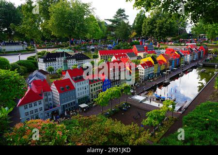 BILLUND, DÄNEMARK – 21. AUGUST 2022 – Blick auf Miniland-Ziegelgebäude im Legoland Billund Resort in Billund, Dänemark, ursprüngliches Haus Stockfoto