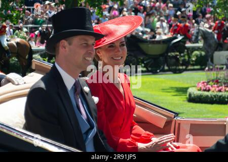 Ascot, Berkshire, Großbritannien. 23. Juni 2023. Die Rennfahrer jubelten und klatschten, als William der Prinz von Wales und Catherine die Prinzessin von Wales am vierten Tag des Royal Ascot im Parade Ring auf der Ascot Rennbahn in der Königlichen Prozession ankam. Sie wurden von Prinzessin Beatrice, Frau Edoardo Mapelli Mozzi und Edoardo Mapelli Mozzi begleitet. Kredit: Maureen McLean/Alamy Live News Stockfoto