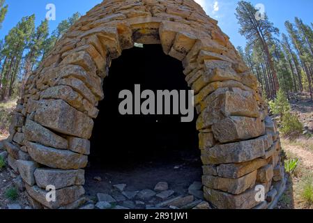 Der historische Walker Charcoal Ofen im Prescott National Forest südlich der Stadt Prescott Arizona. Der Ofen stammt aus dem späten 1880er. An Stockfoto