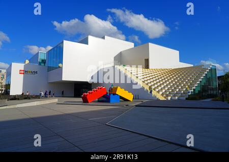 BILLUND, DÄNEMARK – 21. AUGUST 2022 – Blick auf das Lego House, auch bekannt als Heimstadion der Ziegel, in der Nähe von Legoland und dem Hauptsitz der Lego Group in Billund Stockfoto