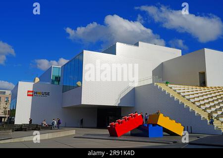 BILLUND, DÄNEMARK – 21. AUGUST 2022 – Blick auf das Lego House, auch bekannt als Heimstadion der Ziegel, in der Nähe von Legoland und dem Hauptsitz der Lego Group in Billund Stockfoto