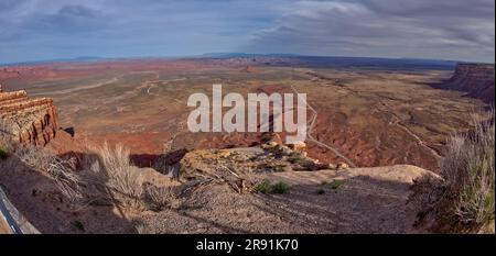 Blick auf das Valley of the Gods in Utah vom Moki Dugway, auch bekannt als Utah State Route 261. Stockfoto