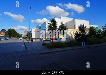 BILLUND, DÄNEMARK – 21. AUGUST 2022 – Blick auf das Lego House, auch bekannt als Heimstadion der Ziegel, in der Nähe von Legoland und dem Hauptsitz der Lego Group in Billund Stockfoto