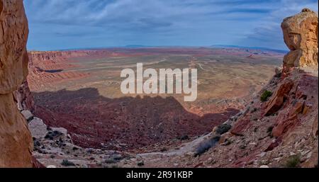 Blick auf das Valley of the Gods in Utah vom Moki Dugway, auch bekannt als Utah State Route 261. Stockfoto