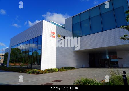 BILLUND, DÄNEMARK – 21. AUGUST 2022 – Blick auf das Lego House, auch bekannt als Heimstadion der Ziegel, in der Nähe von Legoland und dem Hauptsitz der Lego Group in Billund Stockfoto