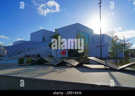 BILLUND, DÄNEMARK – 21. AUGUST 2022 – Blick auf das Lego House, auch bekannt als Heimstadion der Ziegel, in der Nähe von Legoland und dem Hauptsitz der Lego Group in Billund Stockfoto
