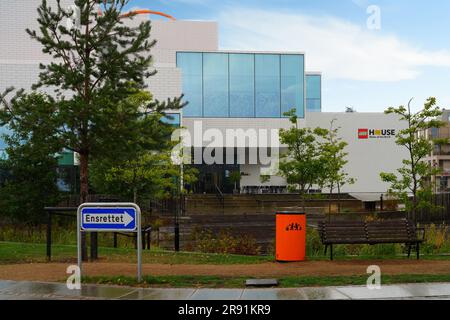 BILLUND, DÄNEMARK – 21. AUGUST 2022 – Blick auf das Lego House, auch bekannt als Heimstadion der Ziegel, in der Nähe von Legoland und dem Hauptsitz der Lego Group in Billund Stockfoto