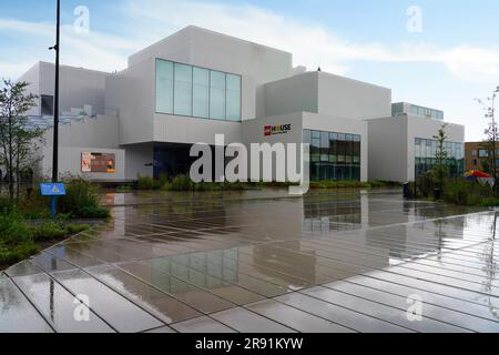 BILLUND, DÄNEMARK – 21. AUGUST 2022 – Blick auf das Lego House, auch bekannt als Heimstadion der Ziegel, in der Nähe von Legoland und dem Hauptsitz der Lego Group in Billund Stockfoto