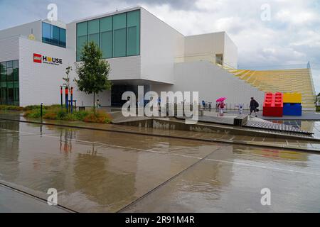 BILLUND, DÄNEMARK – 21. AUGUST 2022 – Blick auf das Lego House, auch bekannt als Heimstadion der Ziegel, in der Nähe von Legoland und dem Hauptsitz der Lego Group in Billund Stockfoto