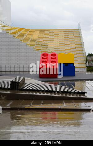 BILLUND, DÄNEMARK – 21. AUGUST 2022 – Blick auf das Lego House, auch bekannt als Heimstadion der Ziegel, in der Nähe von Legoland und dem Hauptsitz der Lego Group in Billund Stockfoto