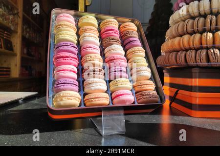 Eine Schachtel Makronen zum Verkauf im Schaukasten einer Pariser Bäckerei. Stockfoto