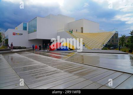 BILLUND, DÄNEMARK – 21. AUGUST 2022 – Blick auf das Lego House, auch bekannt als Heimstadion der Ziegel, in der Nähe von Legoland und dem Hauptsitz der Lego Group in Billund Stockfoto