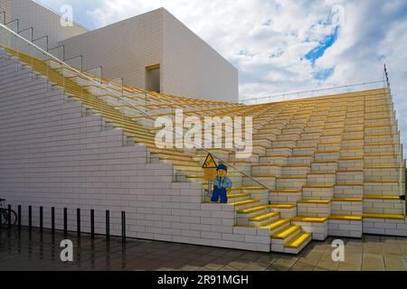 BILLUND, DÄNEMARK – 21. AUGUST 2022 – Blick auf das Lego House, auch bekannt als Heimstadion der Ziegel, in der Nähe von Legoland und dem Hauptsitz der Lego Group in Billund Stockfoto