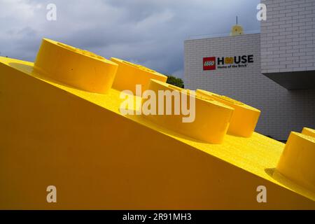 BILLUND, DÄNEMARK – 21. AUGUST 2022 – Blick auf das Lego House, auch bekannt als Heimstadion der Ziegel, in der Nähe von Legoland und dem Hauptsitz der Lego Group in Billund Stockfoto