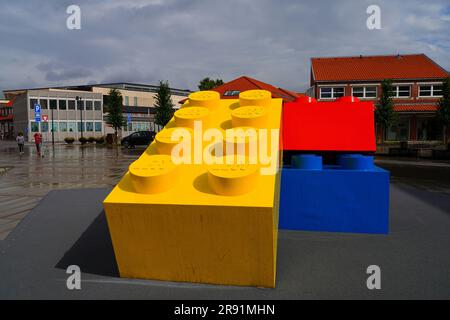 BILLUND, DÄNEMARK – 21. AUGUST 2022 – Blick auf das Lego House, auch bekannt als Heimstadion der Ziegel, in der Nähe von Legoland und dem Hauptsitz der Lego Group in Billund Stockfoto