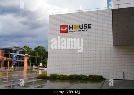 BILLUND, DÄNEMARK – 21. AUGUST 2022 – Blick auf das Lego House, auch bekannt als Heimstadion der Ziegel, in der Nähe von Legoland und dem Hauptsitz der Lego Group in Billund Stockfoto