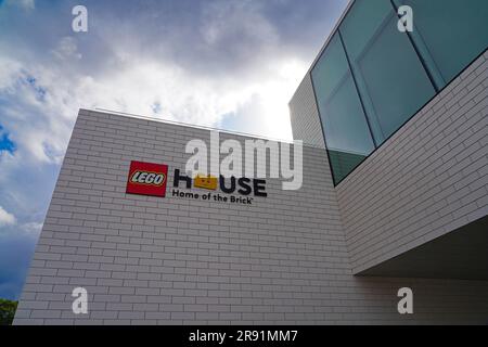 BILLUND, DÄNEMARK – 21. AUGUST 2022 – Blick auf das Lego House, auch bekannt als Heimstadion der Ziegel, in der Nähe von Legoland und dem Hauptsitz der Lego Group in Billund Stockfoto