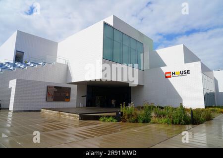 BILLUND, DÄNEMARK – 21. AUGUST 2022 – Blick auf das Lego House, auch bekannt als Heimstadion der Ziegel, in der Nähe von Legoland und dem Hauptsitz der Lego Group in Billund Stockfoto