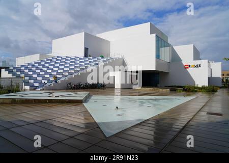 BILLUND, DÄNEMARK – 21. AUGUST 2022 – Blick auf das Lego House, auch bekannt als Heimstadion der Ziegel, in der Nähe von Legoland und dem Hauptsitz der Lego Group in Billund Stockfoto