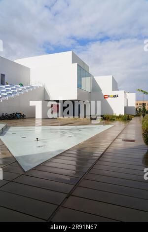 BILLUND, DÄNEMARK – 21. AUGUST 2022 – Blick auf das Lego House, auch bekannt als Heimstadion der Ziegel, in der Nähe von Legoland und dem Hauptsitz der Lego Group in Billund Stockfoto