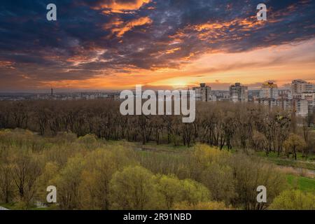 Alte Wohngebäude bei Sonnenuntergang. Es ist eine Stadt in der westlichen Ukraine, am südlichen Bug River gelegen. Stockfoto