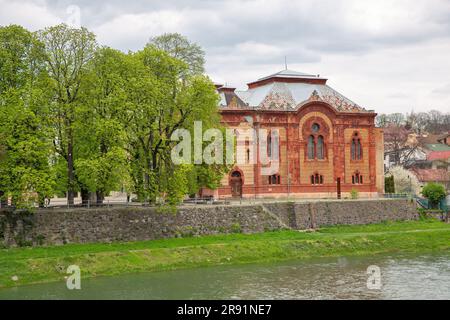 Ehemalige Synagoge, jetzt das Philharmonic Orchester-Haus, am Ufer des Flusses Uzh. Uzhgorod, Ukraine. Stockfoto