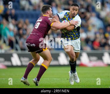 Leeds, Großbritannien. 28. Mai 2023. Sam Lisone #15 von Leeds Rhinos läuft bei Joe Greenwood #10 von Huddersfield Giants während des Spiels der Betfred Super League Round 16 Leeds Rhinos vs Huddersfield Giants im Headingley Stadium, Leeds, Großbritannien, 23. Juni 2023 (Foto von Steve Flynn/News Images) in Leeds, Großbritannien, am 5./28. Juni 2023. (Foto: Steve Flynn/News Images/Sipa USA) Guthaben: SIPA USA/Alamy Live News Stockfoto