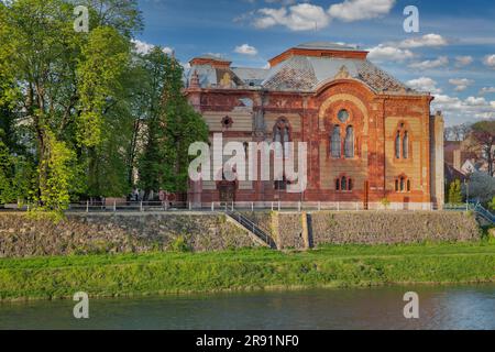 Ehemalige Synagoge, jetzt das Philharmonic Orchester-Haus, am Ufer des Flusses Uzh. Uzhgorod, Ukraine. Stockfoto