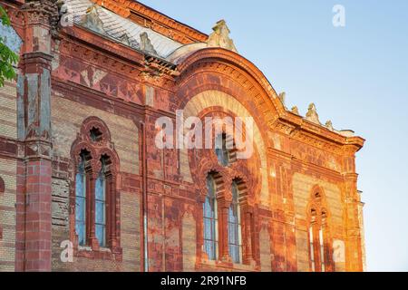 Ehemalige Synagoge, jetzt das Philharmonic Orchester-Haus, am Ufer des Flusses Uzh. Uzhgorod, Ukraine. Stockfoto