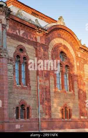 Ehemalige Synagoge, jetzt das Philharmonic Orchester-Haus, am Ufer des Flusses Uzh. Uzhgorod, Ukraine. Stockfoto