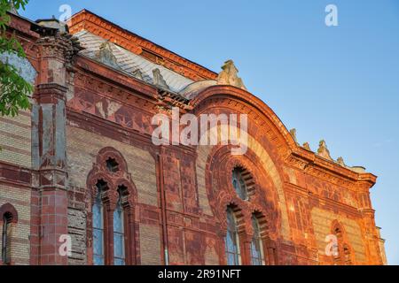 Ehemalige Synagoge, jetzt das Philharmonic Orchester-Haus, am Ufer des Flusses Uzh. Uzhgorod, Ukraine. Stockfoto