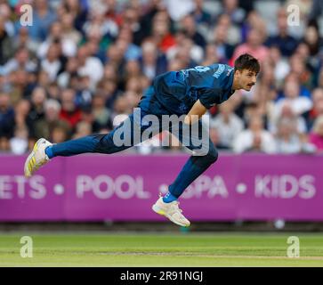 23. Juni 2023; Old Trafford Cricket Ground, Manchester, England: Vitality Blast T20 League Cricket, Lancashire Lightning versus Derbyshire Falcons; George Scrimshaw von Derbyshire Falcons Bowling Stockfoto