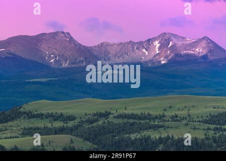 Die Wolken vor der Dämmerung über den Gipfeln und Ausläufern der Flint Creek Range in der Nähe der Garrison, montana Stockfoto