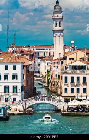 Venedig, Italien - 13. Juni 2016: Fußgänger auf Brücken, enge Wasserkanäle für Wassertaxis und europäische Architektur in der Stadt Venedig, Italien. Stockfoto
