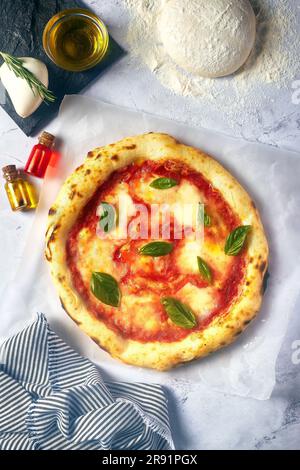 Nahaufnahme einer frisch zubereiteten Margherita-Pizza mit geschmolzenem Mozzarella-Käse, saftigen Tomatenscheiben und aromatischen Basilikumblättern Stockfoto