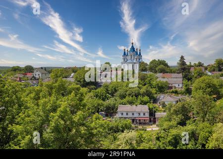 Landskape mit Kirche St. George in Kamianets-Podilskyi, Ukraine. Stockfoto