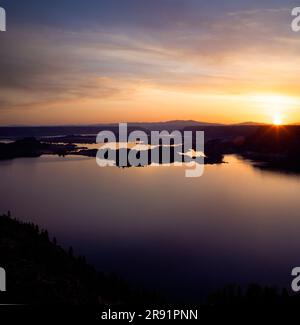 WA24416-00..... WASHINGTON: Wolken über dem Ufer des Sees bei Sonnenaufgang von der Spitze des Steamboat Rock, Steam Boat Rock State Park, Grant County. Stockfoto