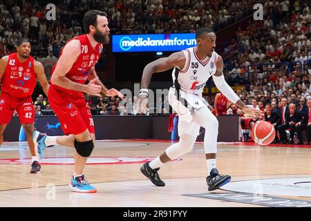 Mailand, Italien. 23. Juni 2023. Mediolanum Forum, Mailand, Italien, 23. Juni 2023, Awudu Abass (Virtus Segafredo Bologna) &amp; Luigi Datome (EA7 Emporio Armani Olimpia Milano) während Spiel 7 Finale - EA7 Emporio Armani Milano vs Virtus Segafredo Bologna - Italienische Basketballserie A Championship Credit: Live Media Publishing Group/Alamy Live News Stockfoto