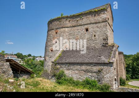 Altes, mittelalterliches Stephen Bathory Gate aus Stein. Es ist Teil der alten Festungsanlage der Stadt in Kamianets-Podilskyi, Ukraine. Stockfoto