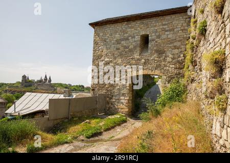 Mittelalterliches Tor mit Blick auf die Burg im historischen Teil von Kamianets-Podilskyi, Ukraine. Stockfoto