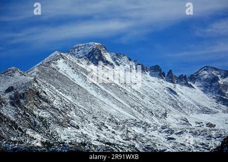 Der Gipfel von Long, den ihr bei Schneeschuhwanderungen auf dem smaragdgrünen Lake Trail im Rocky Mountain National Park in colorado bewundern könnt Stockfoto