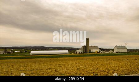 Blick auf eine Amish Farm mit Barns und Silo an einem bewölkten Tag Stockfoto