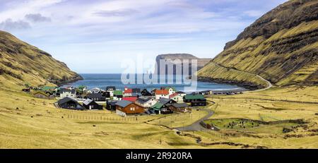 Häuser im Dorf Tjornuvik inmitten der Berge auf Streymoy Island Stockfoto