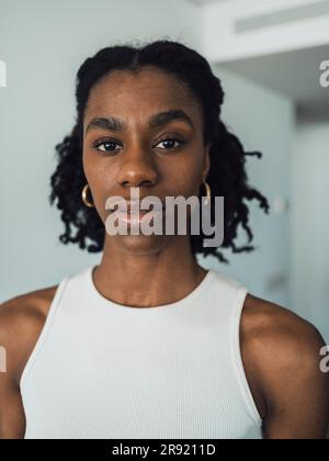 Porträt der selbstbewusste junge Frau Stockfoto